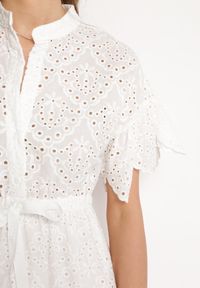 Born2be - Biała Haftowana Sukienka z Bawełny z Guzikami i Gumką w Talii Melliara. Okazja: na spacer, na imprezę. Typ kołnierza: dekolt w kształcie V. Kolor: biały. Materiał: bawełna. Długość rękawa: krótki rękaw. Wzór: haft. Sezon: lato. Styl: boho, klasyczny #7