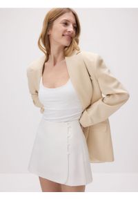 Reserved - Spódnico-szorty z guzikami - biały. Kolor: biały. Materiał: tkanina, wiskoza #1