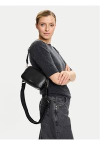 Calvin Klein Torebka Webbing Double Strap Camera Bag LV04F3165G Czarny. Kolor: czarny. Materiał: skórzane #1