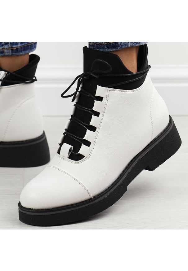 Białe botki damskie Jezzi 2435-4. Okazja: na co dzień, na spacer. Kolor: biały. Materiał: skóra. Sezon: zima, jesień. Styl: klasyczny, casual, elegancki