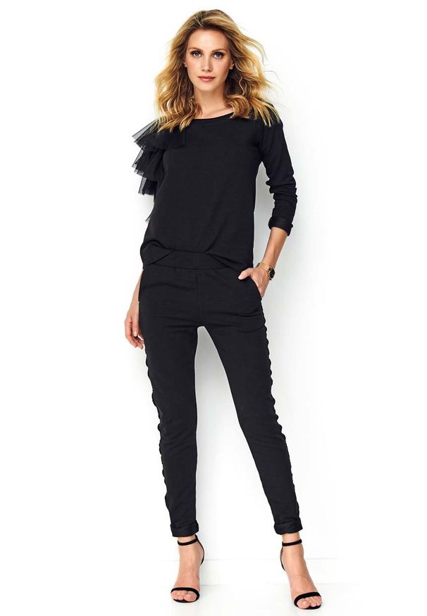 Makadamia - Czarny Kobiecy Komplet Bluzka z Falbankami + Spodnie z Lampasem. Kolor: czarny. Materiał: poliester, elastan, bawełna