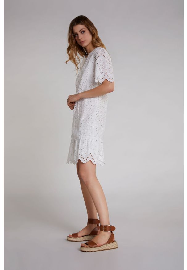 Bawełniana sukienka z tłoczonym asymetrycznym wzorem Oui (Outlet). Kolor: biały. Materiał: bawełna. Typ sukienki: asymetryczne