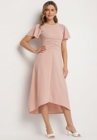 Born2be - Różowa Rozkloszowana Sukienka Ozdobiona Marszczeniem Odallica. Kolor: różowy. Wzór: aplikacja. Typ sukienki: rozkloszowane. Styl: elegancki #1