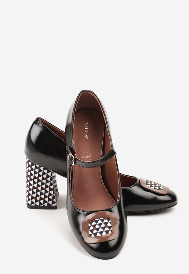 Born2be - Czarne Czółenka Vices w Stylu Retro ze Skórzaną Wkładką i Kolorową Aplikacją Vodvira. Okazja: na co dzień, do pracy, na spotkanie biznesowe. Kolor: czarny. Materiał: skóra. Wzór: kolorowy, aplikacja. Obcas: na słupku. Styl: retro
