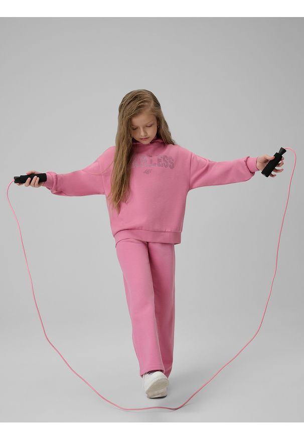 4f - 4F Bluza dresowa loose z kapturem dziewczęca - różowa 146/152 (10-12 lat). Okazja: na co dzień. Typ kołnierza: kaptur. Kolor: różowy. Materiał: dresówka. Wzór: aplikacja. Sezon: lato. Styl: klasyczny, casual