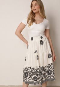 Born2be - Biało-Czarna Rozkloszowana Spódnica z Wiskozy w Kwiatowy Wzór Masterore. Okazja: do pracy, na co dzień. Kolor: biały. Materiał: wiskoza. Wzór: kwiaty. Styl: casual #7