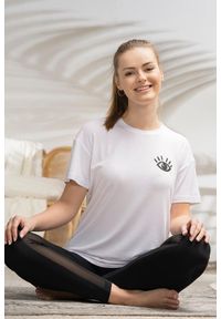 MOONHOLI - Koszulka do jogi damska Moonholi Awaken z krótkim rękawem. Kolor: biały. Długość rękawa: krótki rękaw. Długość: krótkie. Sport: joga i pilates