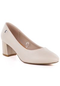 Czółenka damskie na słupku beżowe Sergio Leone PB404. Kolor: beżowy. Materiał: skóra ekologiczna. Obcas: na słupku. Wysokość obcasa: średni #1