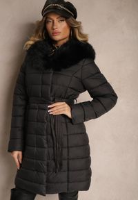 Renee - Czarna Kurtka Pikowana Wiązana w Talii z Futerkiem Odpinanym na Kapturze Firinka. Okazja: na spacer. Kolor: czarny. Materiał: futro. Styl: klasyczny, elegancki