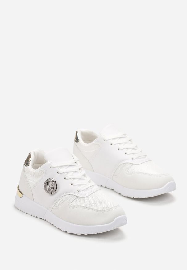 Renee - Białe Sneakersy Ozdobione Metalicznymi Wstawkami Dabriele. Okazja: na co dzień. Nosek buta: okrągły. Zapięcie: sznurówki. Kolor: biały. Wzór: aplikacja. Materiał: jeans, materiał, skóra. Sezon: jesień, wiosna. Obcas: na obcasie. Wysokość obcasa: niski