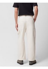 outhorn - Jeansy comfort z prostymi nogawkami męskie - złamana biel. Stan: podwyższony. Materiał: jeans #3