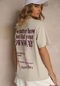 Renee - Jasnobeżowy T-shirt z Bawełny o Kroju Oversize Fillinea. Okazja: na co dzień. Kolor: beżowy. Materiał: bawełna. Wzór: napisy, aplikacja. Styl: klasyczny, casual