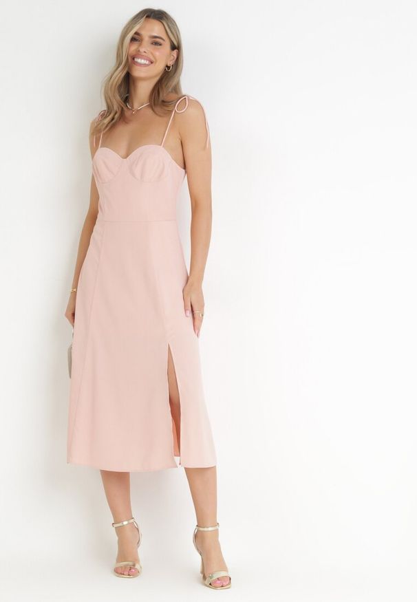 Born2be - Różowa Rozkloszowana Sukienka na Ramiączkach z Rozcięciem Sveame. Kolor: różowy. Długość rękawa: na ramiączkach. Wzór: aplikacja. Styl: klasyczny