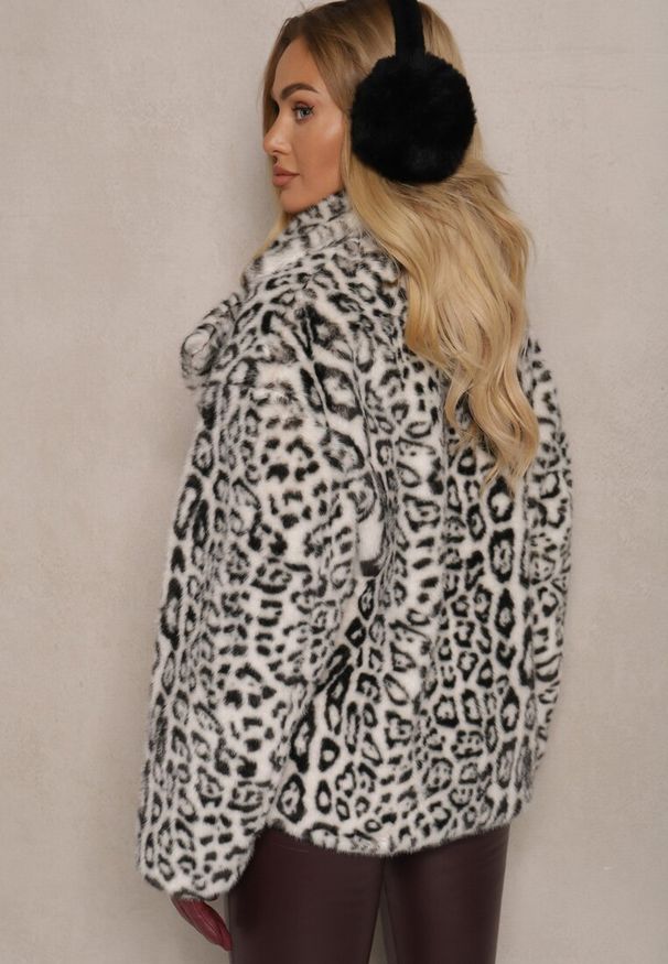 Renee - Biała Futrzana Kurtka w Panterkowy Print z Kieszeniami Delinnea. Okazja: na co dzień. Kolor: biały. Materiał: futro. Długość rękawa: długi rękaw. Długość: długie. Wzór: nadruk. Styl: casual, elegancki
