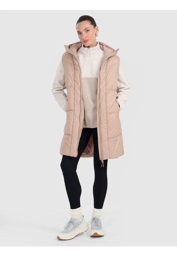 4f - 4F Długi bezrękawnik puchowy z wypełnieniem syntetycznym damski - beżowy XL. Okazja: na co dzień. Typ kołnierza: kaptur. Kolor: beżowy. Materiał: syntetyk, puch. Długość rękawa: bez rękawów. Długość: długie. Wzór: gładki. Styl: casual