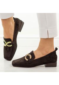 Czekoladowe skórzane mokasyny damskie DiA 3115. Okazja: na co dzień, na spotkanie biznesowe. Kolor: brązowy. Szerokość cholewki: normalna. Wzór: aplikacja. Materiał: zamsz, skóra. Sezon: wiosna, jesień, lato. Obcas: na obcasie. Styl: casual, biznesowy, elegancki, klasyczny. Wysokość obcasa: niski #1