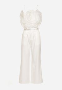 Born2be - Biały Komplet Top na Regulowanych Ramiączkach z Kwiatem 3D i Eleganckie Spodnie Dimari. Kolor: biały. Wzór: kwiaty #3