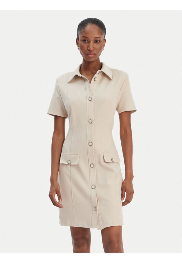 Guess Sukienka codzienna W6RK34 KCMU2 Beżowy Classic Fit. Okazja: na co dzień. Kolor: beżowy. Materiał: syntetyk. Typ sukienki: proste. Styl: casual