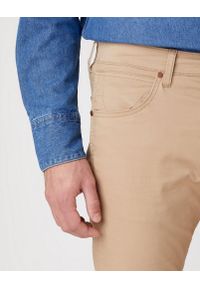 Wrangler - MĘSKIE SPODNIE MATERIAŁOWE WRANGLER GREENSBORO CORNSTALK W15QWAX4K 112127120. Materiał: materiał #5