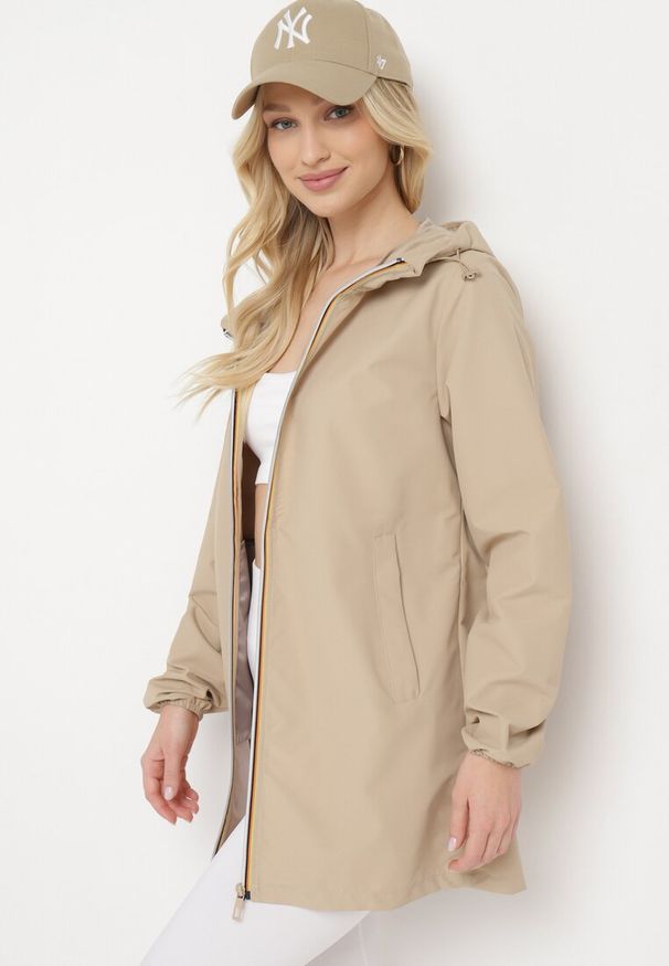 Born2be - Beżowa Kurtka Wiatrówka o Wydłużonym Fasonie z Kapturem Axerinta. Typ kołnierza: kaptur. Kolor: beżowy. Styl: klasyczny