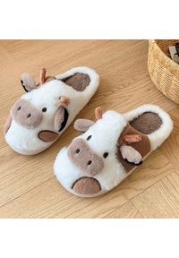 Intica - Klapki domowe w kształcie krowy z miękkiego materiału Gonnie. Okazja: do domu. Kolor: brązowy. Materiał: materiał. Styl: casual