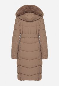 Born2be - Ciemnobeżowa Pikowana Kurtka z Futerkowym Obszyciem i Paskiem Samiria. Okazja: do pracy, na co dzień, na spotkanie biznesowe. Kolor: beżowy. Materiał: dzianina, jeans, futro, poliester. Styl: casual, klasyczny, biznesowy #6