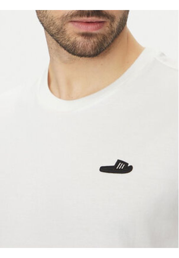 Adidas - adidas T-Shirt Lounge Slide Graphic JJ4002 Biały Regular Fit. Kolor: biały. Materiał: bawełna