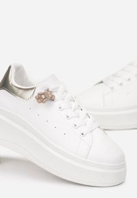 Renee - Biało-Złote Sznurowane Sneakersy na Platformie z Aplikacją przy Sznurówkach Khirlie. Kolor: złoty. Wzór: aplikacja. Obcas: na platformie #4