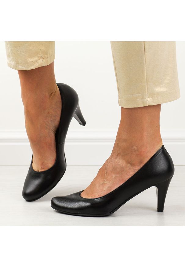 Czarne Polskie czółenka damskie Gregors 465. Okazja: na spotkanie biznesowe, na ślub cywilny, na wesele, na imprezę. Kolor: czarny. Materiał: skóra. Szerokość cholewki: normalna. Obcas: na szpilce. Styl: biznesowy, elegancki, klasyczny, wizytowy