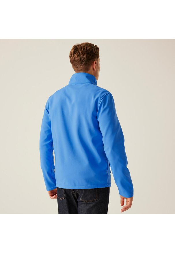 Regatta - Softshell roboczy męski Ablaze. Kolor: wielokolorowy, niebieski, turkusowy. Materiał: softshell. Sezon: zima, jesień. Sport: turystyka piesza