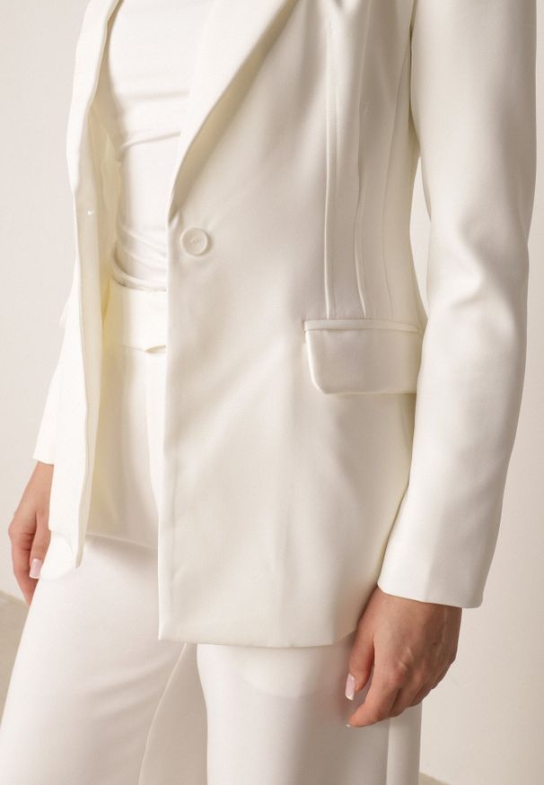 Born2be - Biała Taliowana Marynarka VICES z Usztywnianymi Ramionami Vivilise. Okazja: do pracy, na co dzień, na spotkanie biznesowe. Typ kołnierza: golf. Kolor: biały. Materiał: jeans, poliester. Wzór: gładki. Styl: elegancki, biznesowy, casual