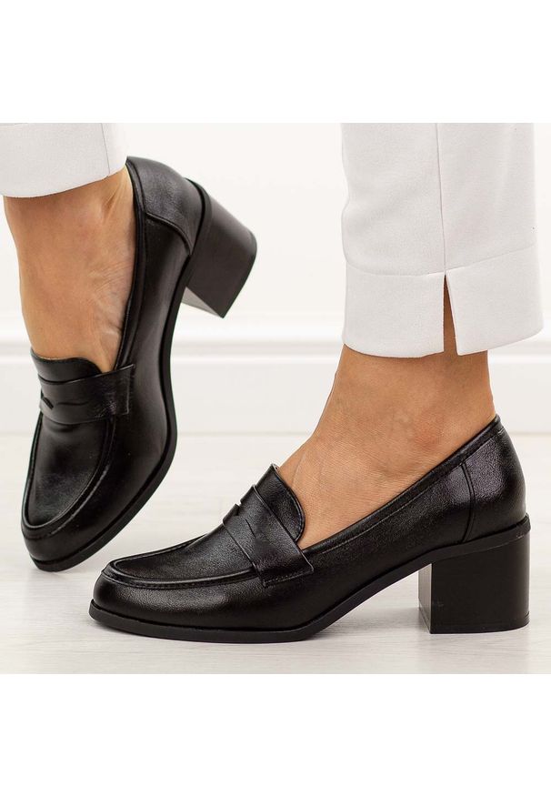 Czarne mokasyny damskie na obcasie M.Daszyński 2201D-3. Okazja: na spotkanie biznesowe, do pracy. Nosek buta: okrągły. Zapięcie: bez zapięcia. Kolor: czarny. Szerokość cholewki: normalna. Materiał: skóra. Sezon: wiosna, jesień, lato. Obcas: na obcasie. Styl: biznesowy, elegancki, klasyczny. Wysokość obcasa: średni