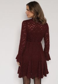 Born2be - Bordowa Koronkowa Sukienka z Wiązaniem Półgolfem i Falbankami Alnefera. Okazja: na co dzień. Typ kołnierza: kołnierz z falbankami. Kolor: czerwony. Materiał: koronka. Długość rękawa: na ramiączkach. Styl: klasyczny, casual #7