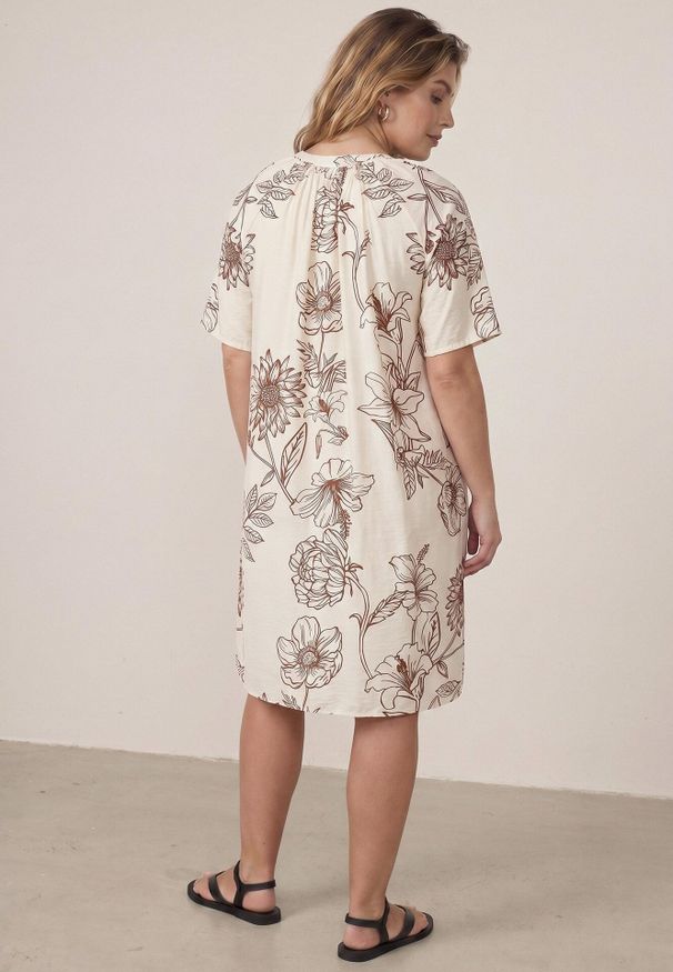 Born2be - Biało-Brązowa Sukienka z Wiskozy o Pudełkowym Kroju w Kwiatowy Print Reninca. Okazja: na co dzień. Kolekcja: plus size. Kolor: biały. Materiał: wiskoza. Wzór: nadruk, kwiaty. Sezon: lato. Typ sukienki: proste, dla puszystych. Styl: casual