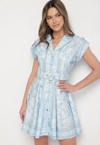 Born2be - Niebieska Wiskozowa Sukienka o Koszulowym Kroju z Paskiem z Klamrą Nitariela. Typ kołnierza: dekolt w kształcie V. Kolor: niebieski. Materiał: wiskoza. Długość rękawa: krótki rękaw. Wzór: kwiaty. Typ sukienki: koszulowe. Styl: elegancki #1
