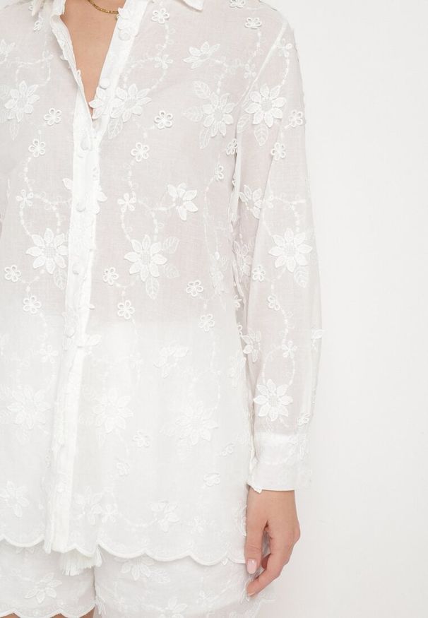 Born2be - Biały Bawełniany Komplet z Haftowanej Tkaniny Koszula z Długim Rękawem i Szorty z Ozdobnymi Chwostami Meavira. Kolor: biały. Materiał: tkanina, bawełna. Wzór: haft