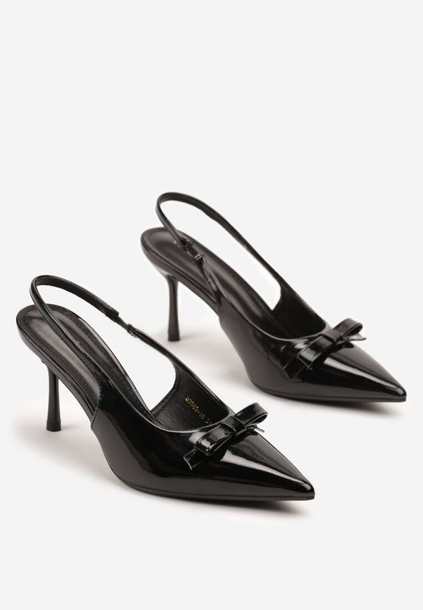 Renee - Czarne Lakierowane Szpilki Vices Typu Slingback z Kokardą Dorozia. Okazja: na spotkanie biznesowe, na co dzień. Kolor: czarny. Materiał: lakier. Obcas: na szpilce. Styl: elegancki, biznesowy, klasyczny, casual. Wysokość obcasa: średni