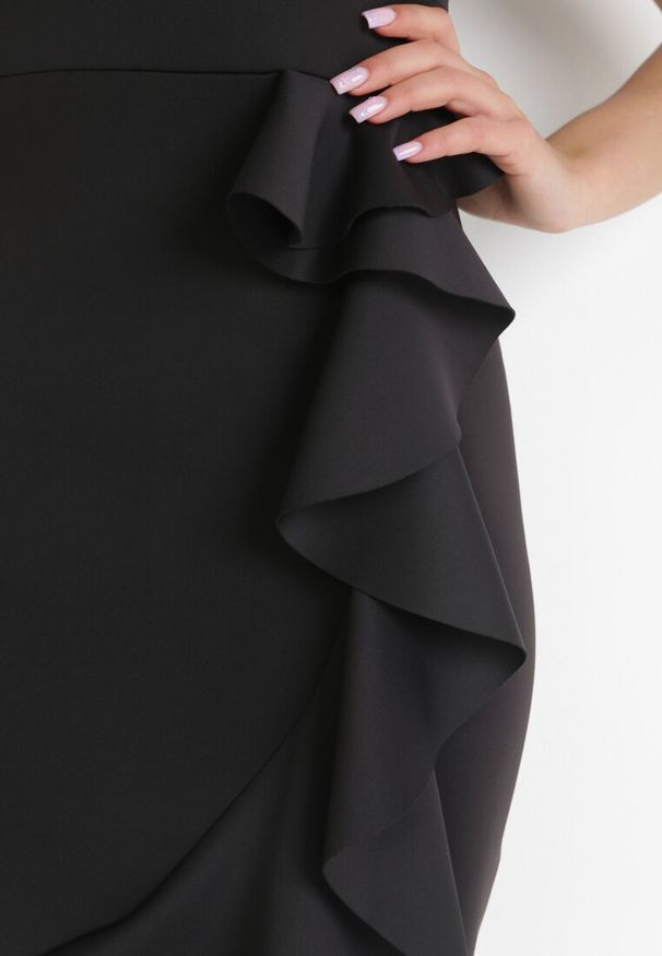 Born2be - Czarna Kopertowa Sukienka Midi z Asymetrycznym Dołem z Falbanką Sarane. Kolor: czarny. Typ sukienki: asymetryczne, kopertowe. Długość: midi