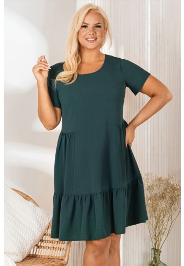KARKO - Sukienka do pracy marszczenia po bokach plus size AGNIESZKA LETNIA butelkowa zieleń PROMOCJA. Okazja: do pracy. Kolekcja: plus size. Materiał: wiskoza, tkanina, poliester, materiał. Długość rękawa: krótki rękaw. Wzór: aplikacja. Sezon: lato. Typ sukienki: dla puszystych. Styl: sportowy, casual, biznesowy