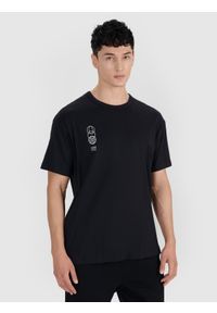 4f - 4F T-shirt oversize z nadrukiem męski - czarny S. Okazja: na co dzień. Kolor: czarny. Materiał: dzianina, bawełna, materiał, jersey. Wzór: nadruk. Styl: sportowy, klasyczny, casual, elegancki #1