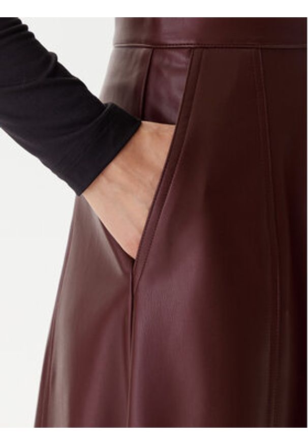 Guess Spódnica z imitacji skóry W5BD71 K8S30 Brązowy Regular Fit. Kolor: brązowy. Materiał: skóra