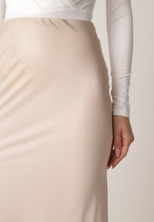 Born2be - Beżowa Satynowa Spódnica z Lekko Rozkloszowanym Dołem Zinnemira. Kolor: beżowy. Materiał: satyna. Styl: elegancki, klasyczny