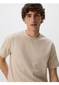 Reserved - Strukturalny t-shirt comfort fit - beżowy. Kolor: beżowy. Materiał: dzianina