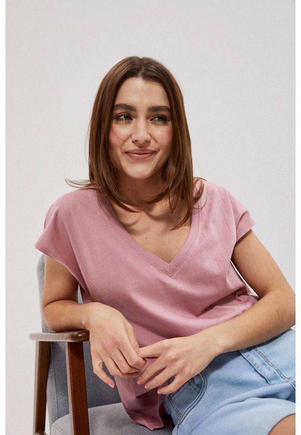 MOODO - Bawełniany t-shirt. Typ kołnierza: dekolt w serek. Materiał: bawełna. Długość rękawa: bez rękawów. Wzór: gładki