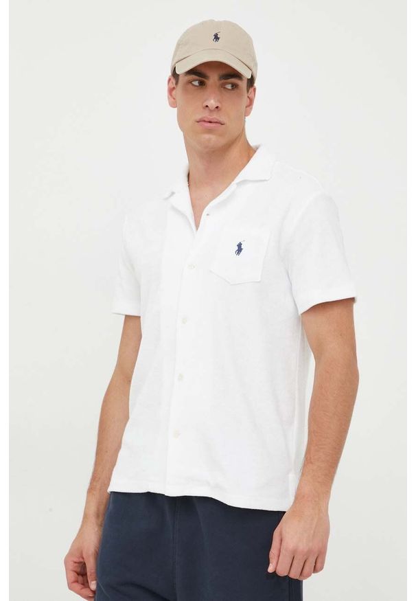 Polo Ralph Lauren koszula męska kolor biały regular z kołnierzykiem klasycznym. Typ kołnierza: kołnierzyk klasyczny, polo. Kolor: biały. Materiał: poliester, dzianina. Długość rękawa: krótki rękaw. Długość: krótkie. Wzór: gładki. Styl: klasyczny