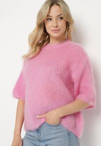 Born2be - Różowy Moherowy Sweter o Kroju Nietoperza z Rękawami 3/4 Eleanira. Okazja: na co dzień. Kolor: różowy. Materiał: moher. Wzór: ze splotem, aplikacja. Sezon: jesień, zima. Styl: klasyczny, casual, elegancki