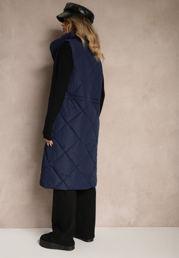 Renee - Granatowa Długa Kamizelka z Pikowanymi Przeszyciami ze Stójką i Kieszeniami Avalithe. Okazja: na spacer, na co dzień. Typ kołnierza: kołnierzyk stójkowy. Kolor: niebieski. Materiał: jeans. Długość: długie. Styl: elegancki, casual, sportowy