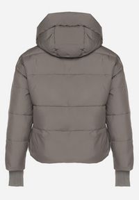 Born2be - Szara Pikowana Krótka Kurtka z Nieodpinanym Kapturem i Ozdobnymi Tasiemkami Mevannia. Okazja: na co dzień. Kolor: szary. Materiał: jeans. Długość: krótkie. Styl: casual #5