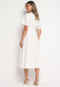 Born2be - Biała Bawełniana Sukienka o Koszulowym Kroju z Paskiem i Kwiatowymi Broszkami Zelnea. Okazja: na spotkanie biznesowe. Kolor: biały. Materiał: bawełna. Długość rękawa: krótki rękaw. Wzór: kwiaty. Typ sukienki: koszulowe. Styl: biznesowy, elegancki #5