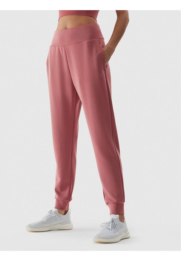 4f - 4F Spodnie dresowe 4FWAW23TTROF611 Różowy Relaxed Fit. Kolor: różowy. Materiał: syntetyk
